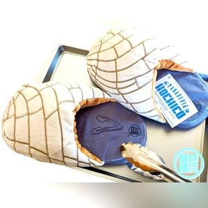 NWT concha slippers in original pkg size s/m